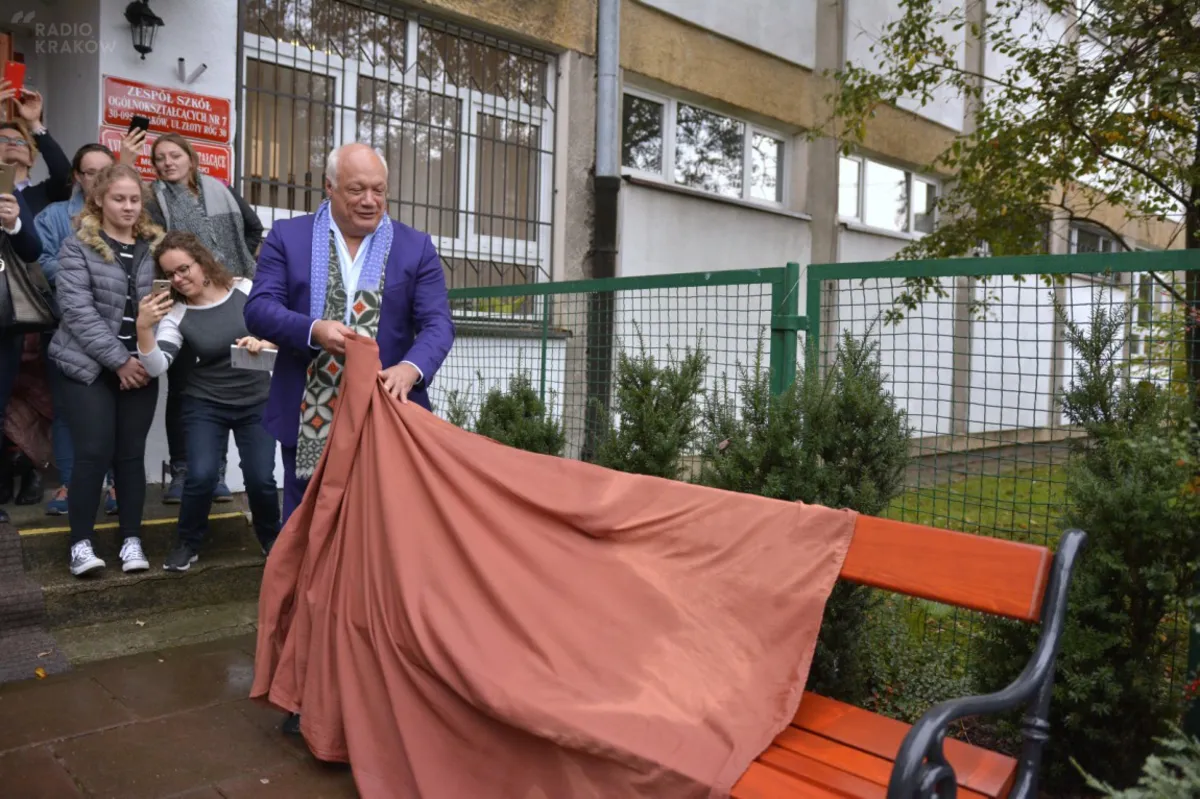 Odsłonięto ławeczkę Erica-Emmanuela Schmitta, autora "Oskara i pani Róży"