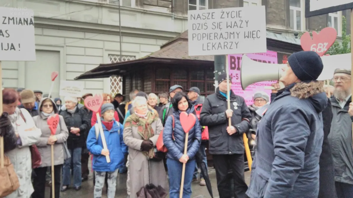 Manifestacja poparcia dla protestu młodych lekarzy. Tym razem wsparli ich pacjenci