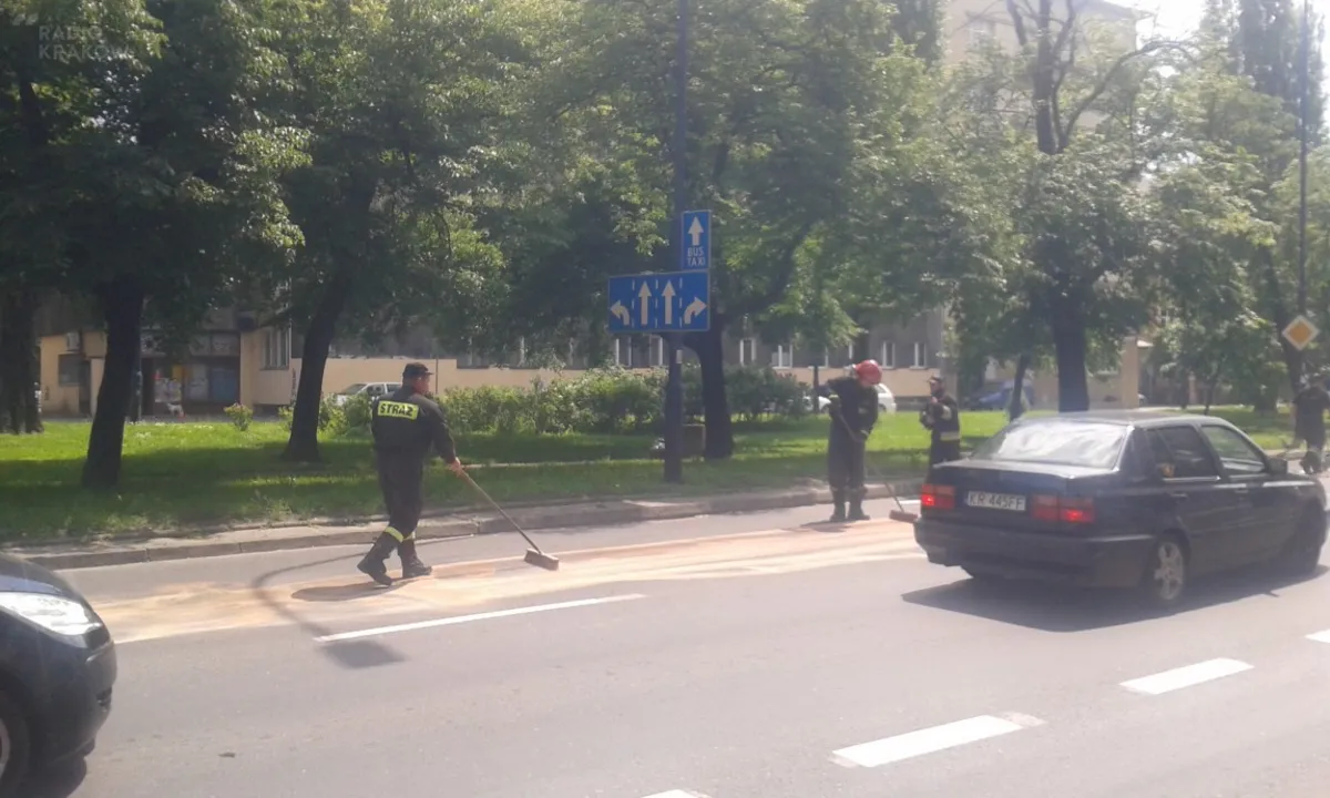 Korki na al.Słowackiego przez... plamę oleju