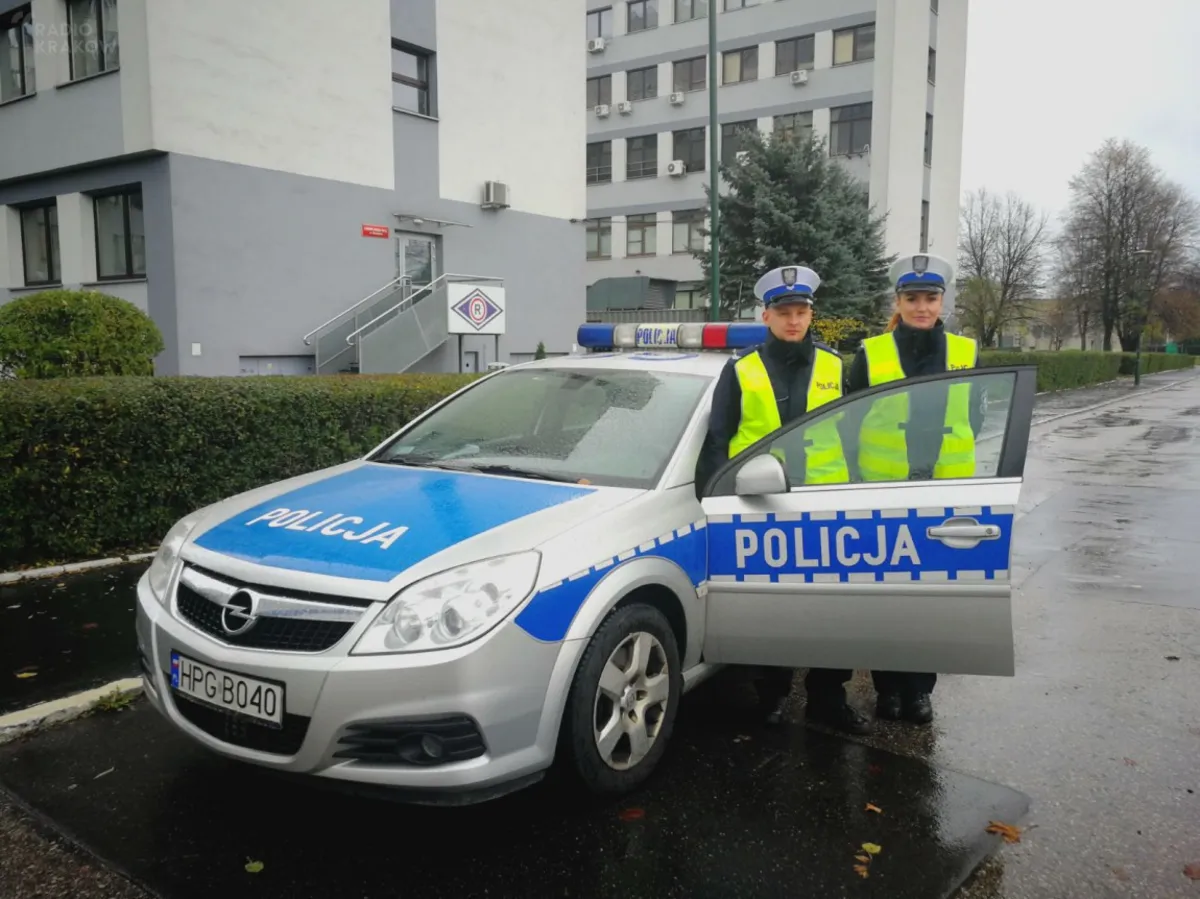 Krakowscy policjanci eskortowali rodzącą kobietę. Dziecko urodziło się zdrowe. FILM
