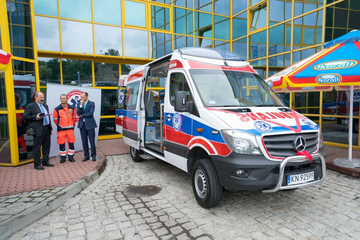 Jedna z najnowocześniejszych karetek w Polsce oficjalnie trafiła do sądeckiego pogotowia