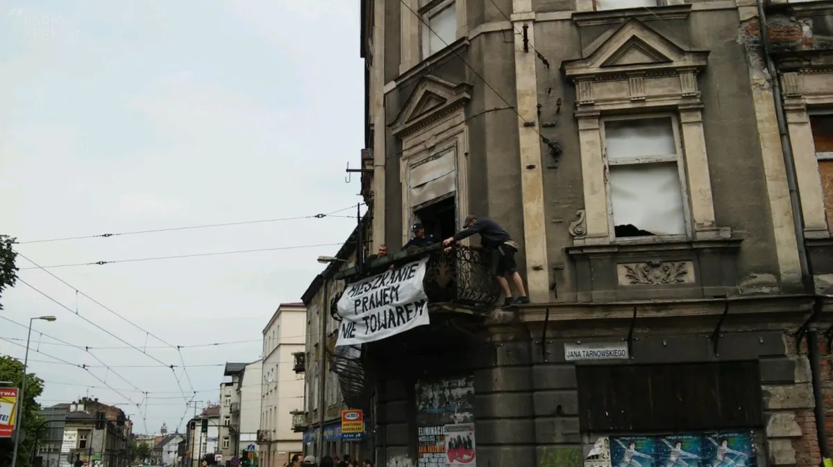 Squat w krakowskim Podgórzu został zlikwidowany. ZDJĘCIA