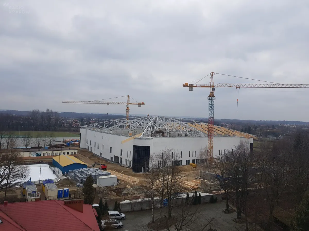 Na Hali Jaskółka widać już elementy konstrukcji nowego dachu. Prace nabrały tempa