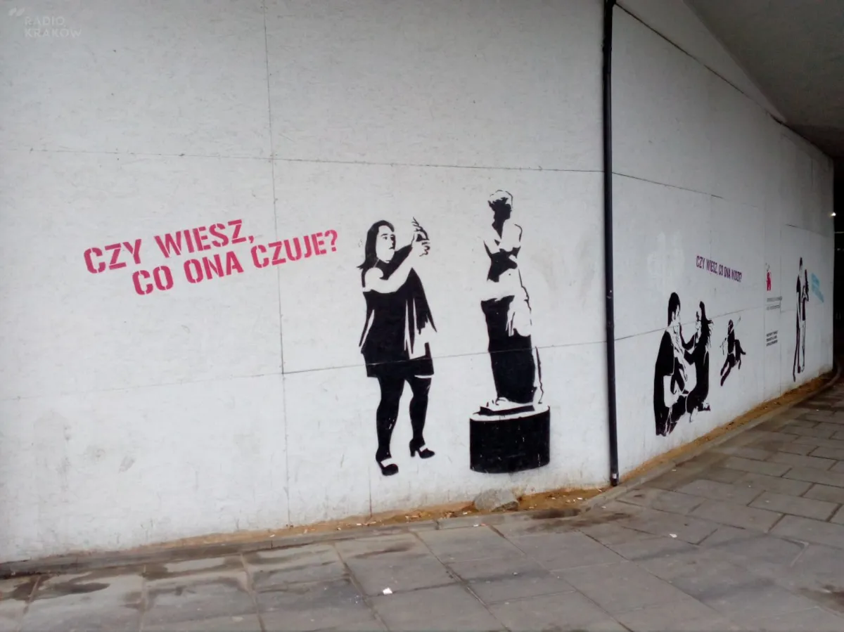 Bezdomni urządzili sobie toaletę w nieczynnych wnękach przy Dworcu Głównym