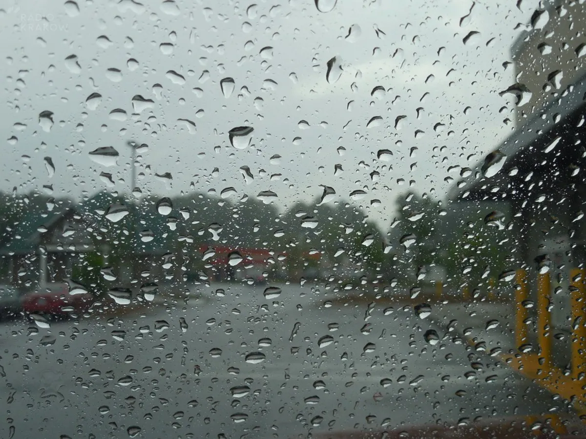 Deszczowa niedziela w Małopolsce. Niebezpiecznie na drogach