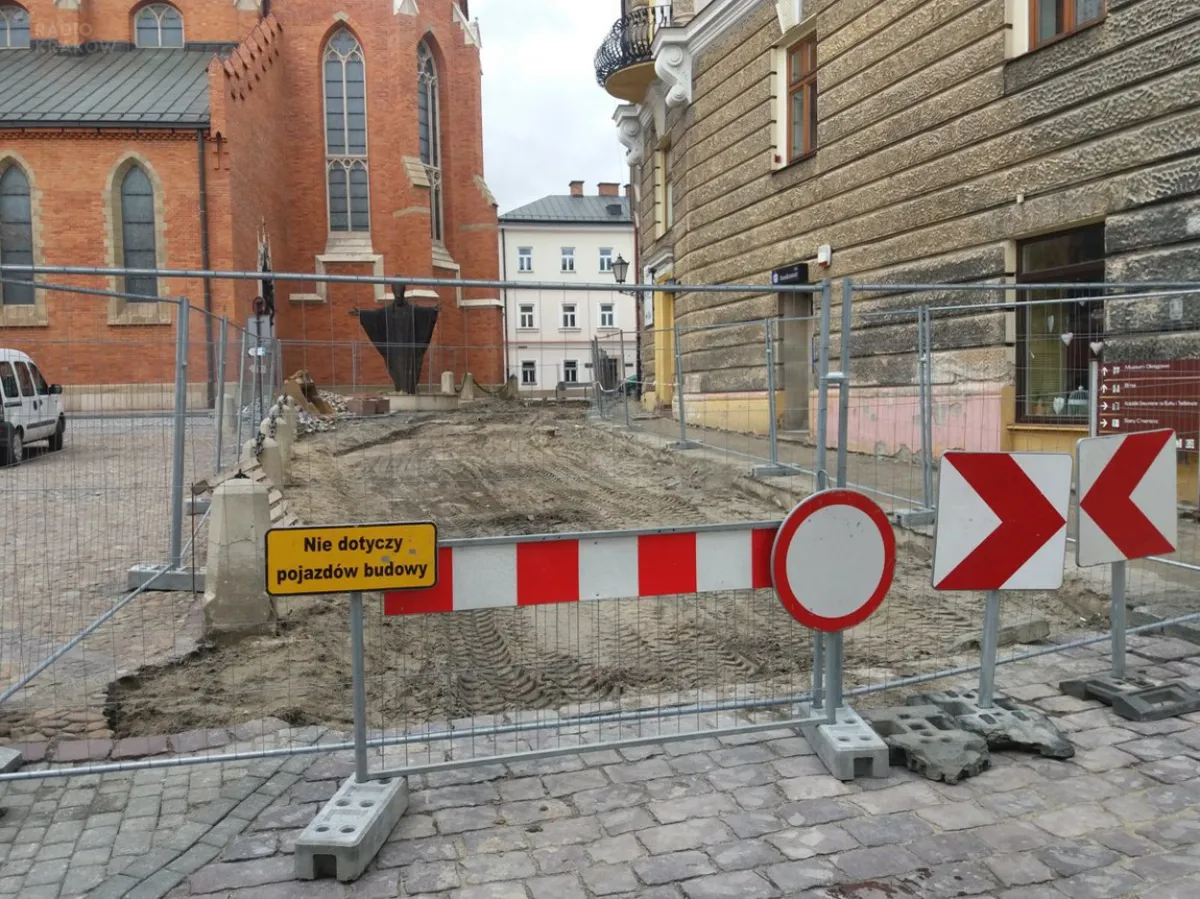 Pozostałości cmentarza sprzed kilkuset lat? Podczas remontu ul. Katedralnej w Tarnowie znaleziono ludzkie kości