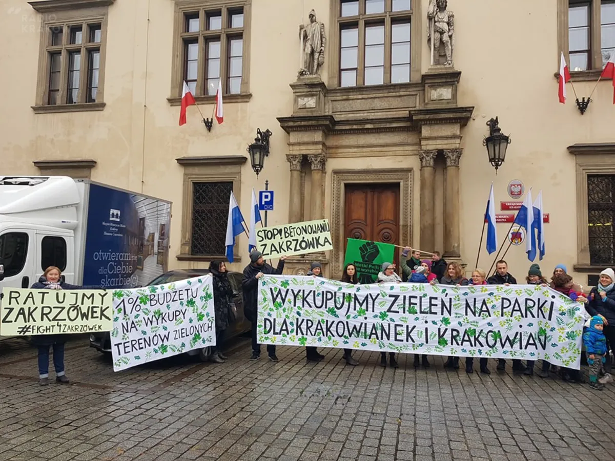 Krakowianie manifestowali przed magistratem. Domagają się 1% budżetu na zieleń