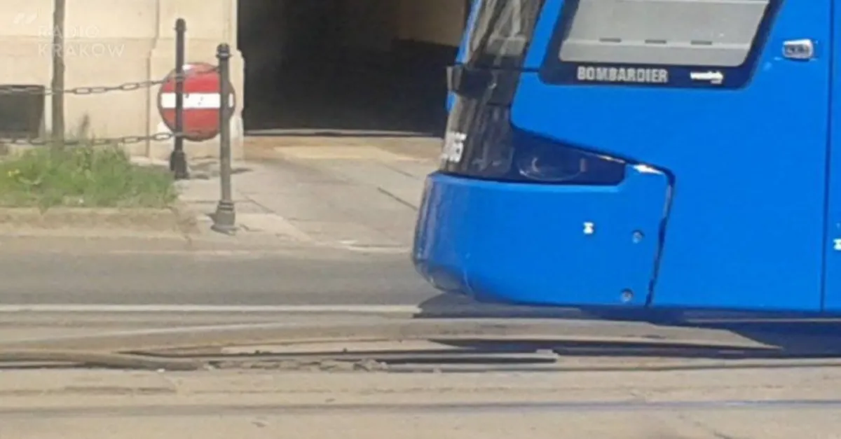 "Tory były złe?" Urzędnicy zdradzają przyczynę nietypowego rozwiązania komunikacyjnego w centrum Krakowa