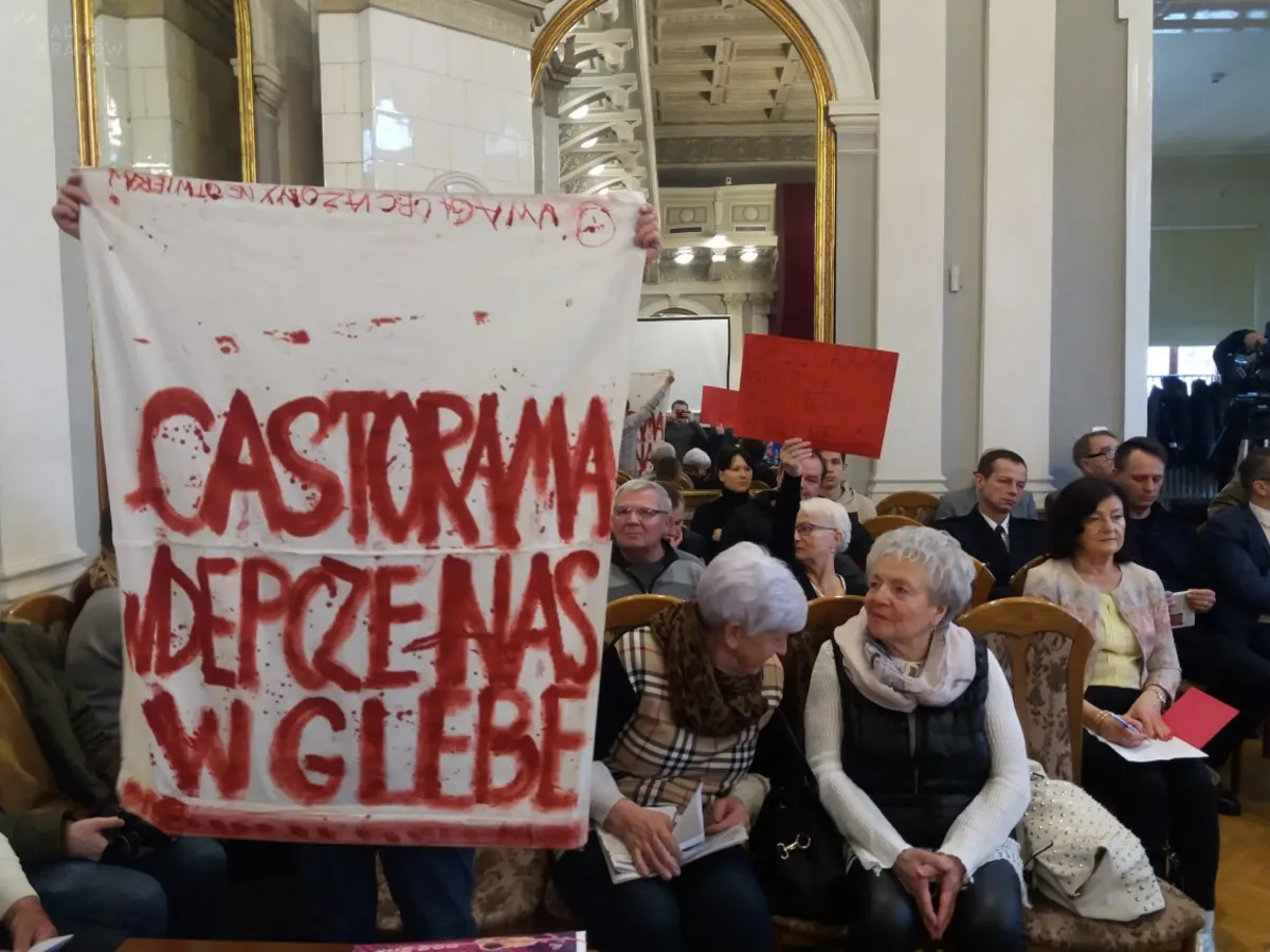 Protest podczas sesji rady miasta ws. budowy marketu budowlanego