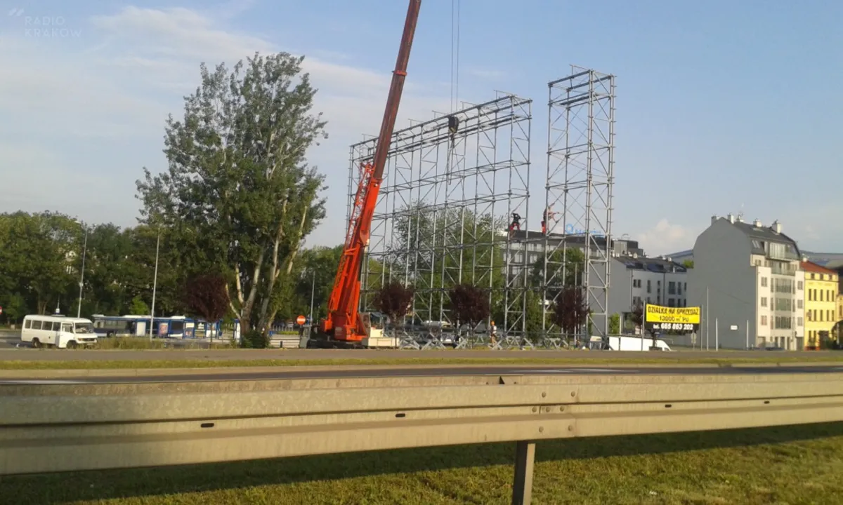 Nielegalny billboard przy ul. Konopnickiej znika