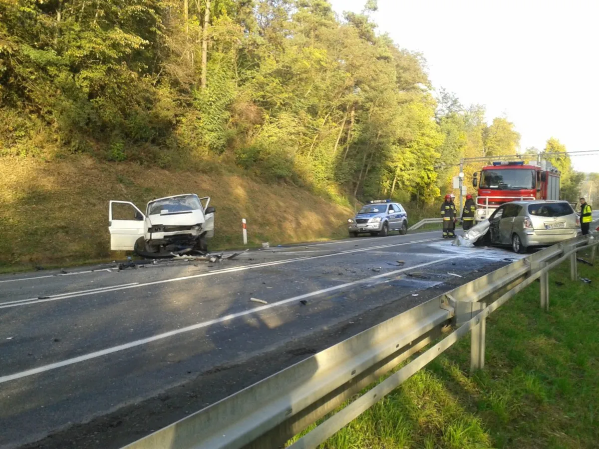 W zderzeniu 3 samochodów i autobusu relacji Krynica - Kraków ucierpiały 4 osoby. 