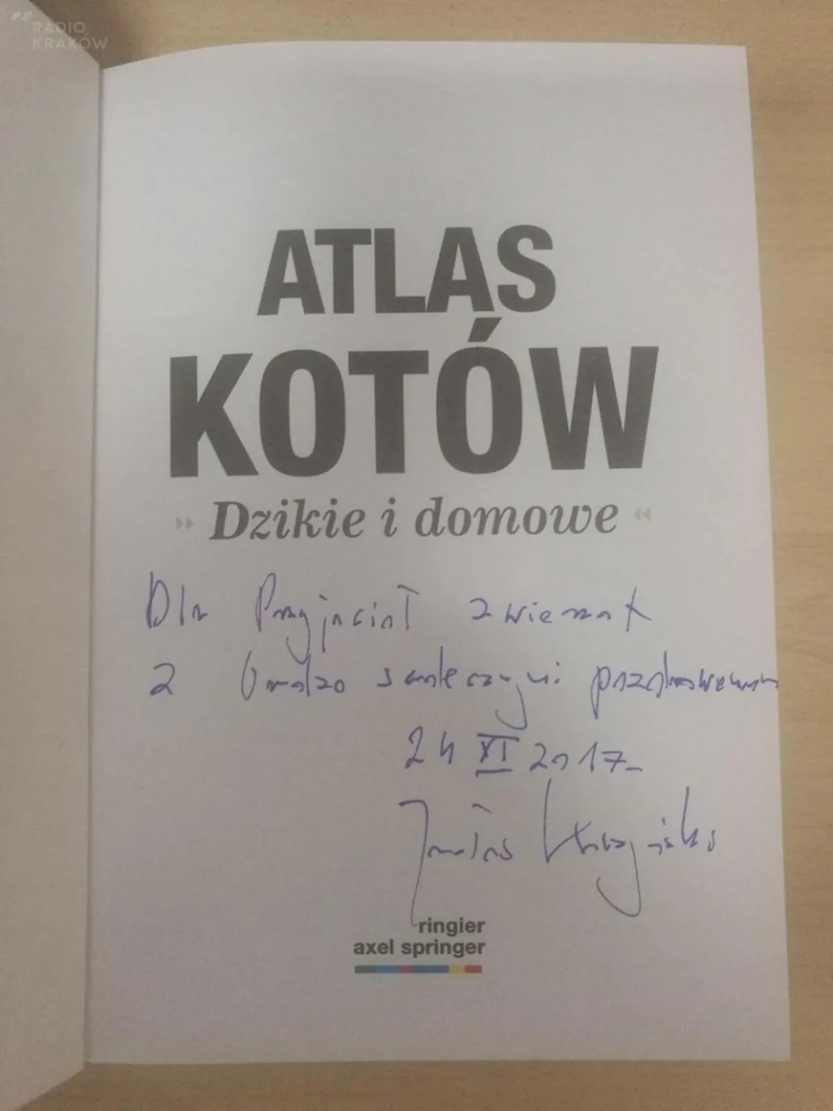 "Atlas kotów" z dedykacją prezesa PiS sprzedany dla KTOZ za 25 300 zł