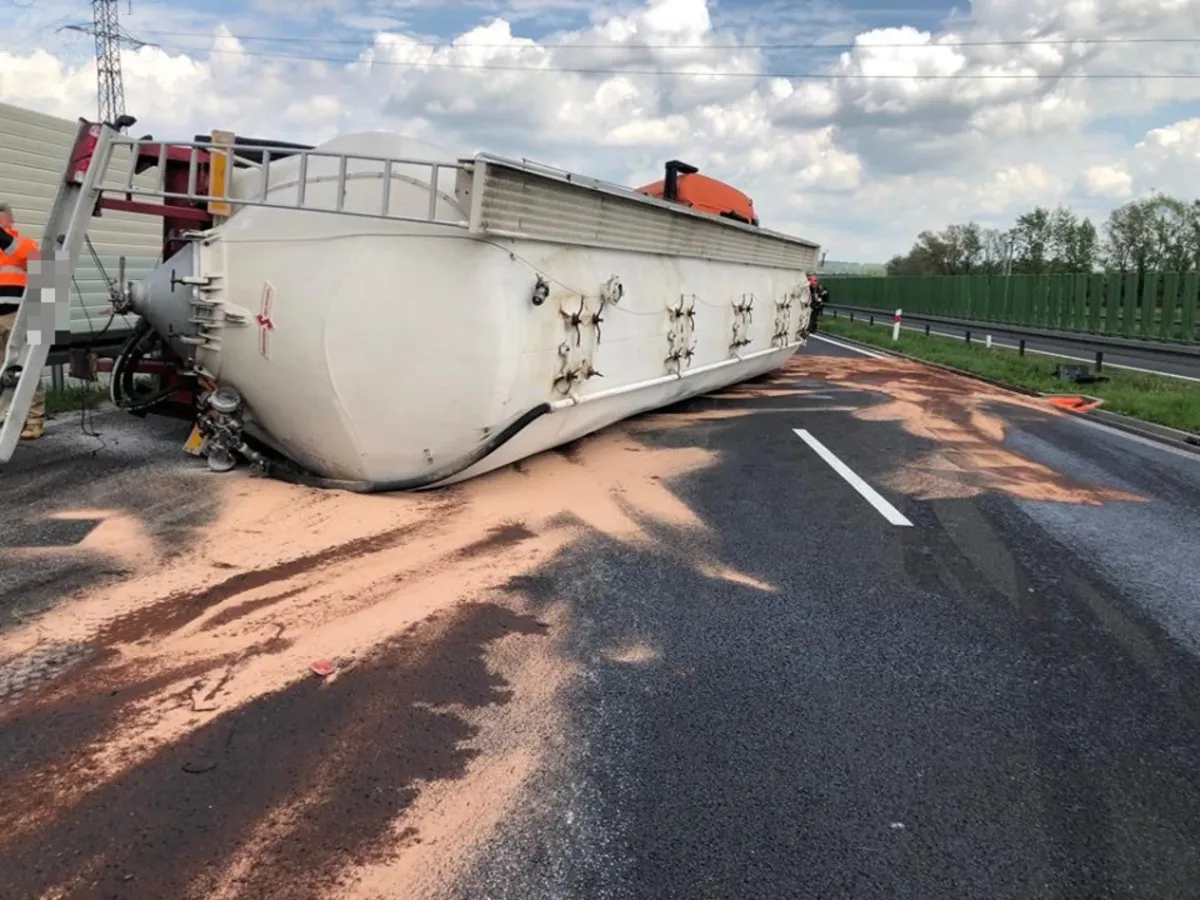 Kierowcy, którzy zawracali na autostradzie po piątkowym wypadku, muszą się liczyć z konsekwencjami