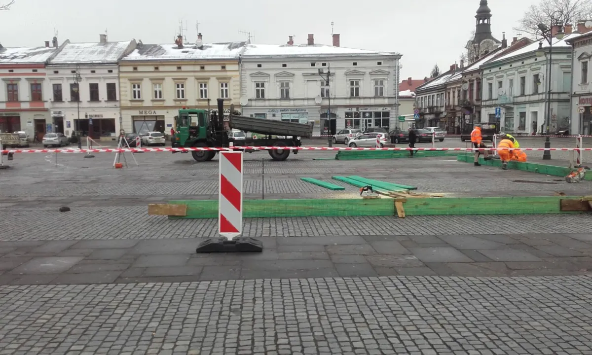 Na sądeckim rynku ruszyła budowa lodowiska