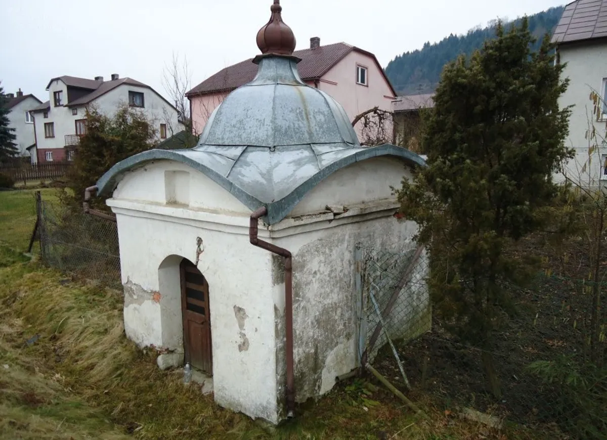 Zabytkowa kapliczka w Uściu Gorlickim zostanie odrestaurowana. Są pieniądze na ten cel