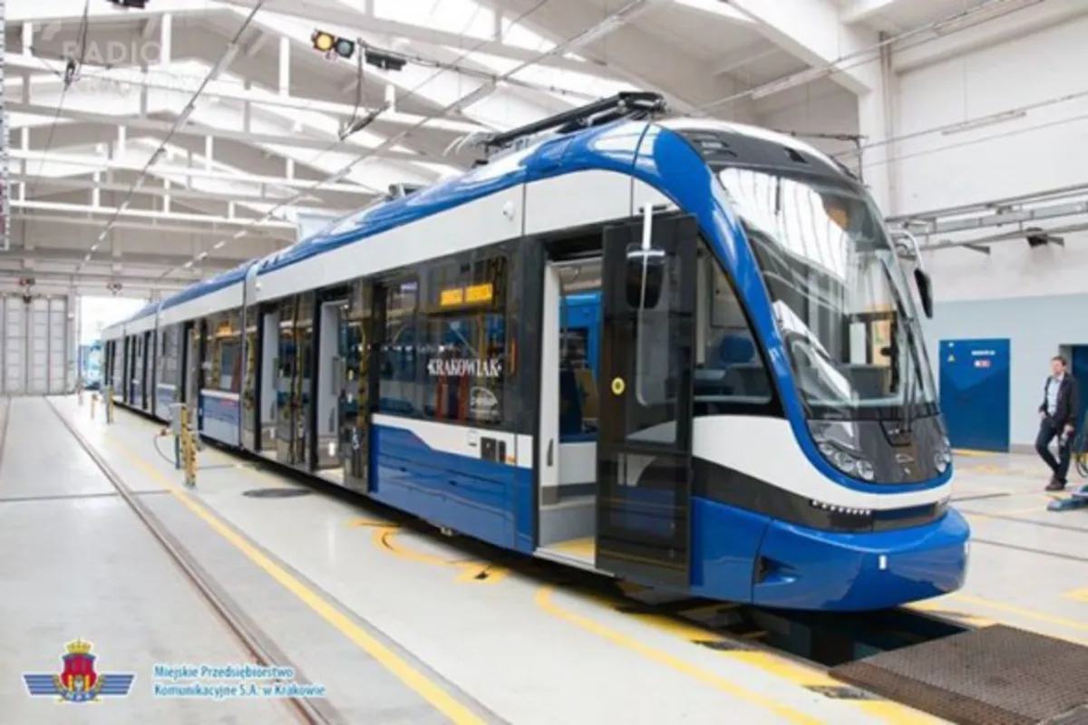 Pasażerowie jeszcze trochę poczekają na podróż nowym tramwajem "Krakowiakiem"