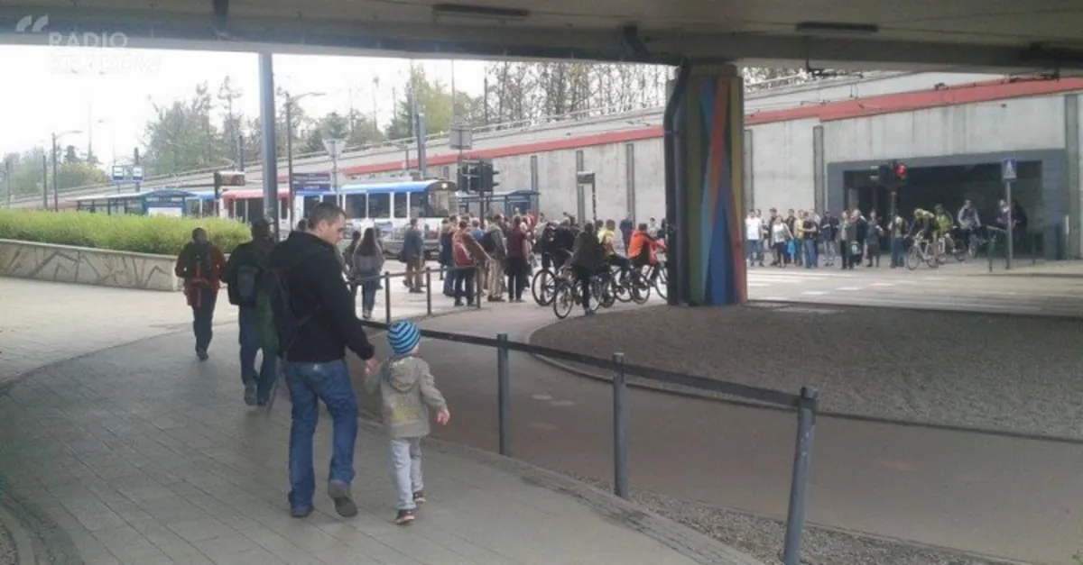 Coraz więcej rowerzystów słucha muzyki podczas jazdy po ulicach. To niebezpieczeństwo czy żaden problem?