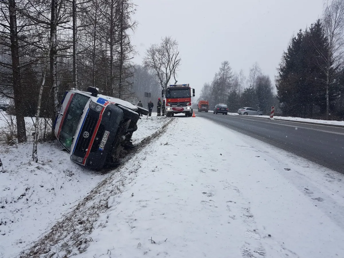 Kierowca karetki, by uchronić się od zderzenia z innym autem, wylądował w przydrożnym rowie