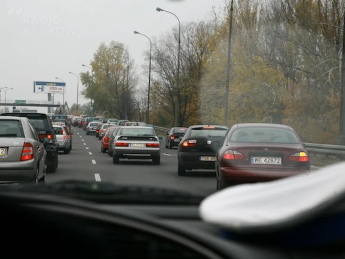 16 osób poszkodowanych w wypadku w Wesołej. Bus zderzył się z autami osobowymi