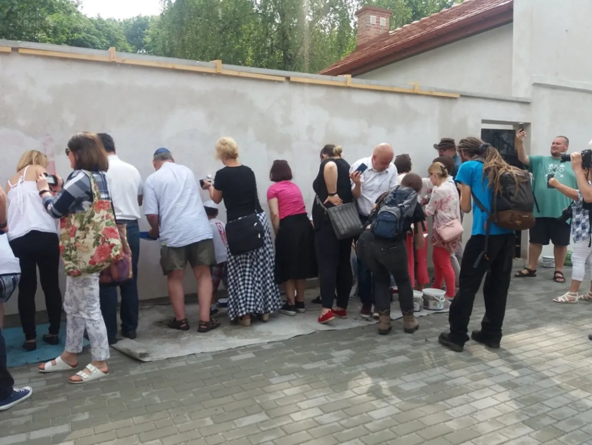 Antysemicki napis na murze cmentarza żydowskiego w Tarnowie został zamalowany