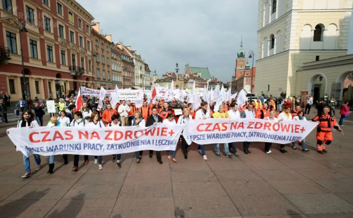 Biały personel z Małopolski  protestował w Warszawie. Chce wzrostu nakładów na służbę zdrowia do ponad 6 procent PKB