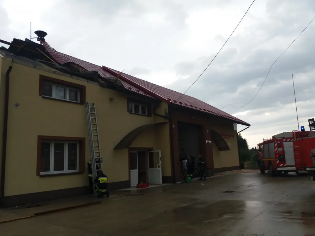 Jodłówka-Wałki: strażacy ochotnicy zbierają pieniądze na odbudowę dachu na swojej remizie