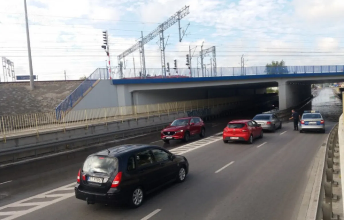 Podtopienie wiaduktu w centrum Tarnowa. Tym razem to nie awaria, ale błąd ludzki