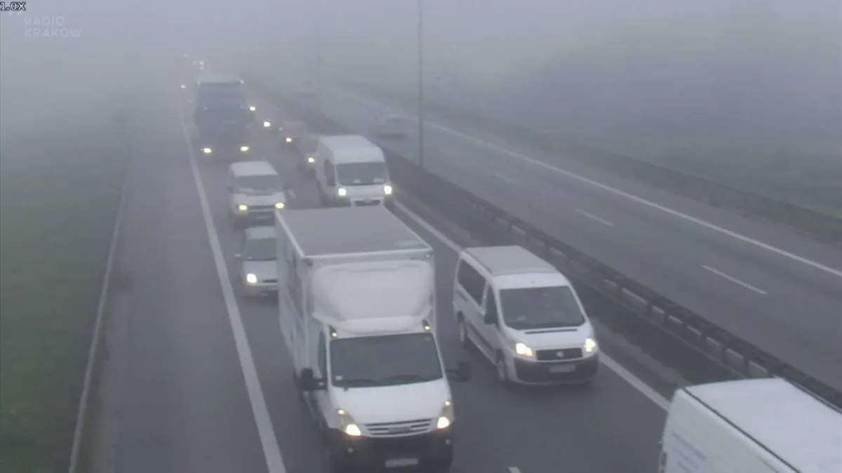 Niespokojny poranek na małopolskich drogach. Korki na obwodnicy Krakowa i na Zakopiance, wypadek w Borzęcie