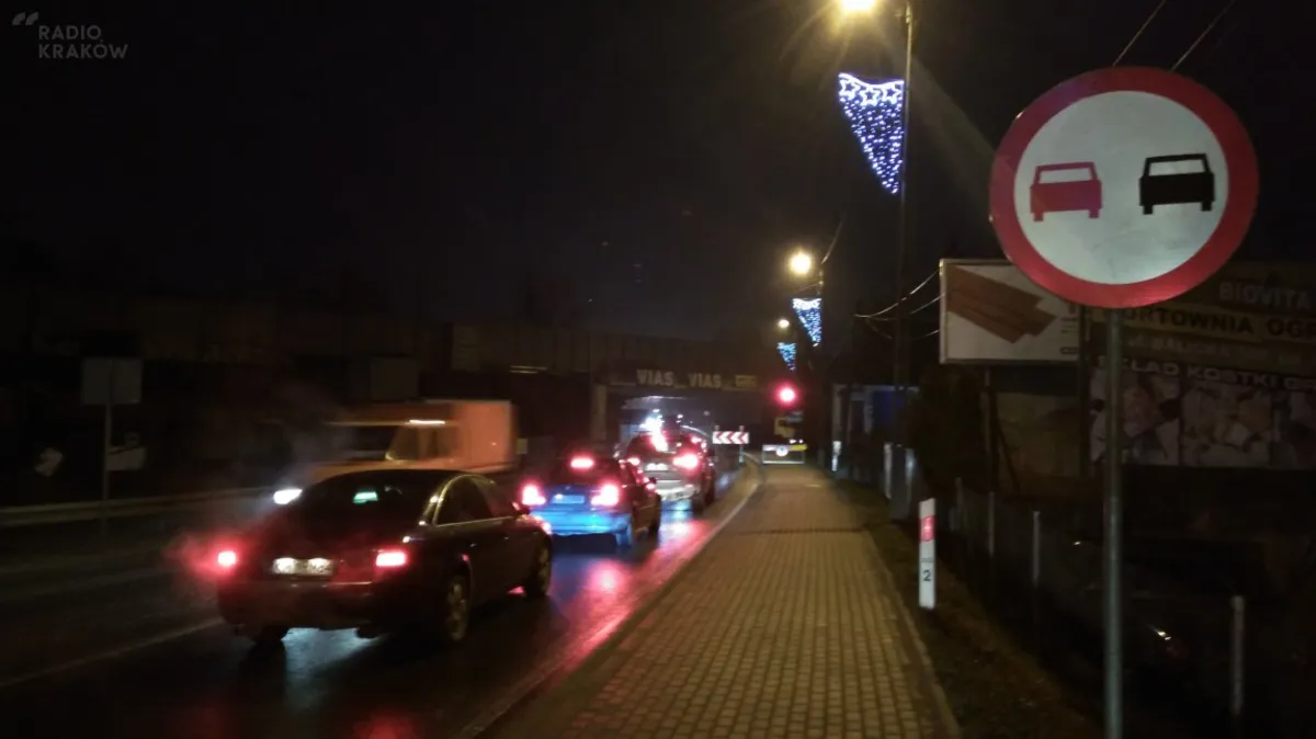 Pod wiaduktem kolejowym w Zabierzowie wprowadzono ruch wahadłowy