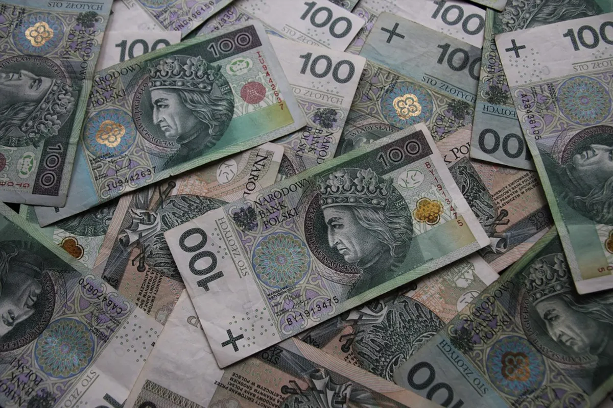Czujność kasjerki uratowała klientkę banku przed oszustwem "na policjanta"