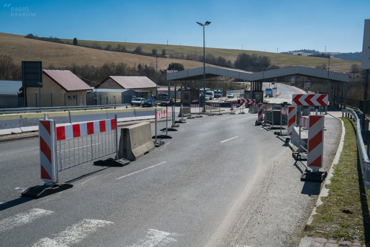 Czy betonowe zapory powstrzymają kierowców ciężarówek przed rozjeżdżaniem gminnej drogi?