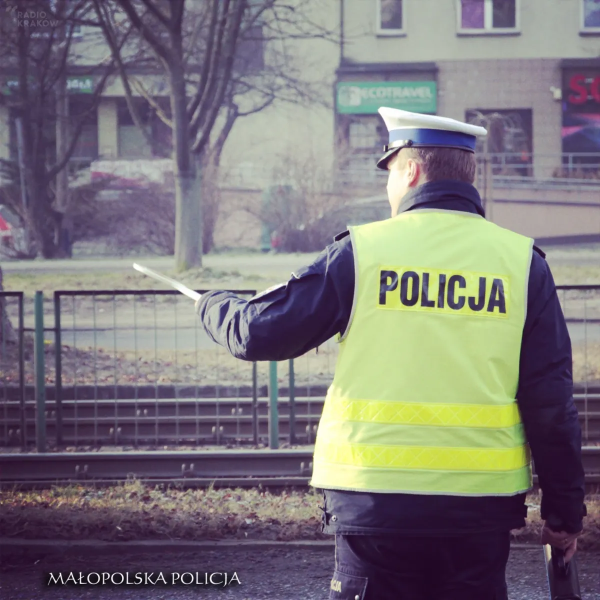 Był pijany, potrącił 18-latkę, wjechał w budynek i uciekł. Do tego nie miał prawa jazdy