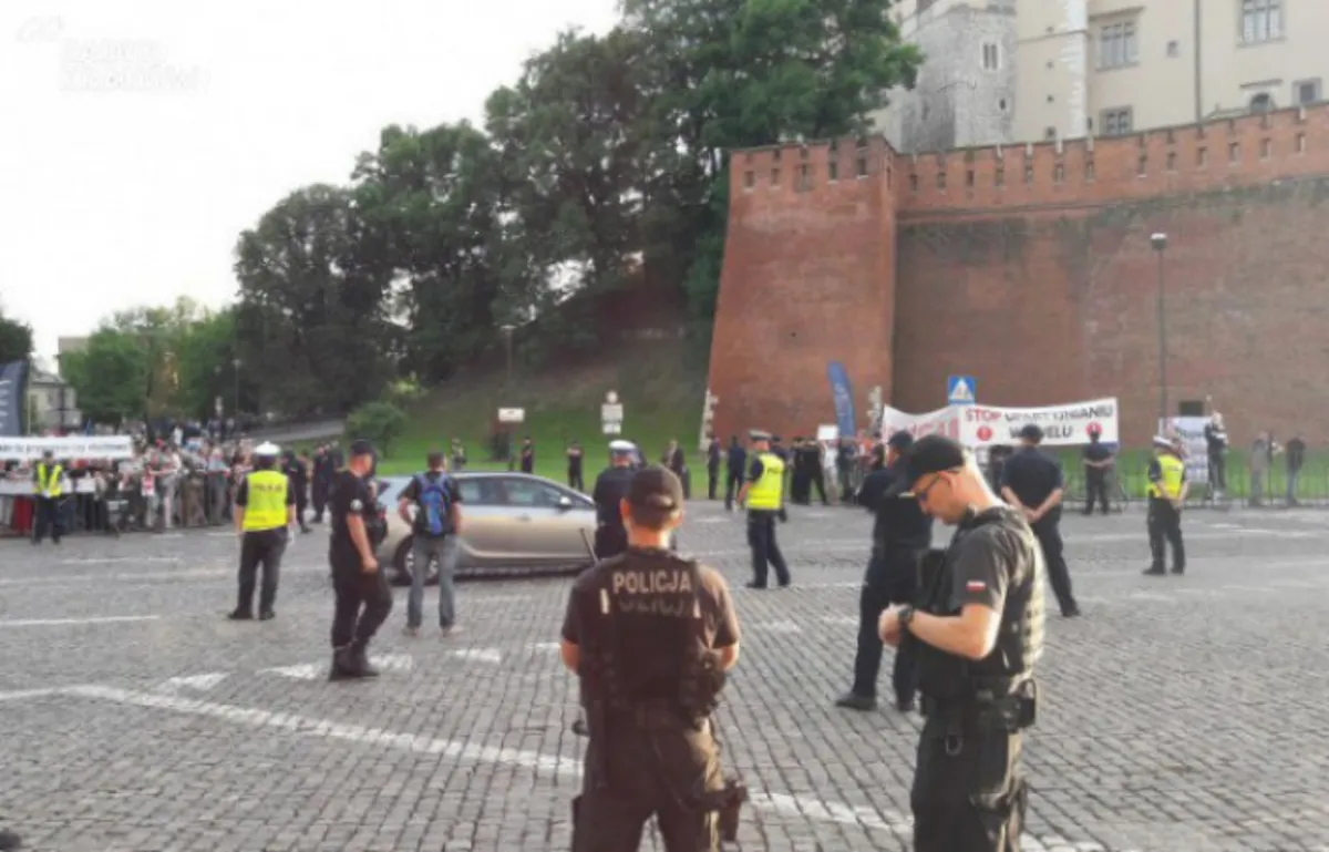 Jest zażalenie policjantów w sprawie protestu pod Wawelem