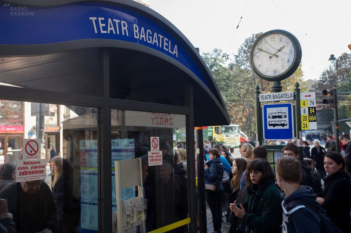 Multimedialna superwiata przystankowa pod Bagatelą
