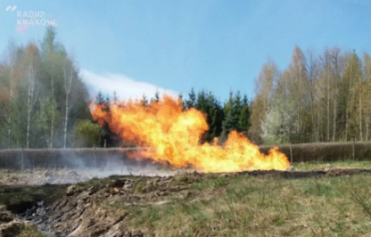 W Sękowej, w miejscu kwietniowej erupcji, niewielki dopływ gazu