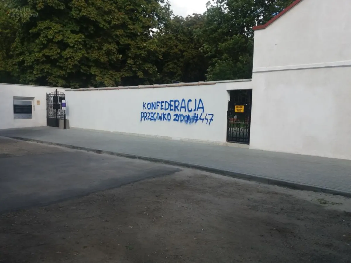 Mury tarnowskiego cmentarza żydowskiego zostały ponownie popisane