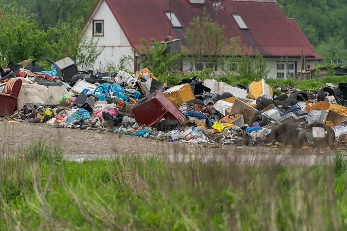 Coraz większa góra śmieci przy drodze wojewódzkiej w Maszkowicach