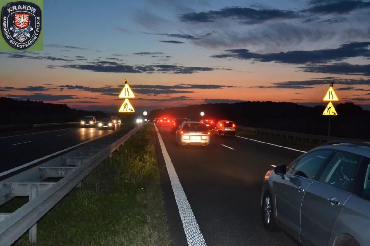 Nocne utrudnienia na obwodnicy Krakowa. Drogowcy poprawiają wyremontowaną drogę