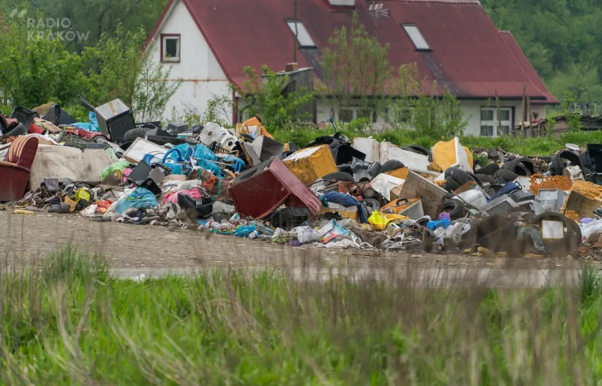 Maszkowice: okoliczni Romowie zorganizowali kontener i zaczęli sprzątać górę śmieci
