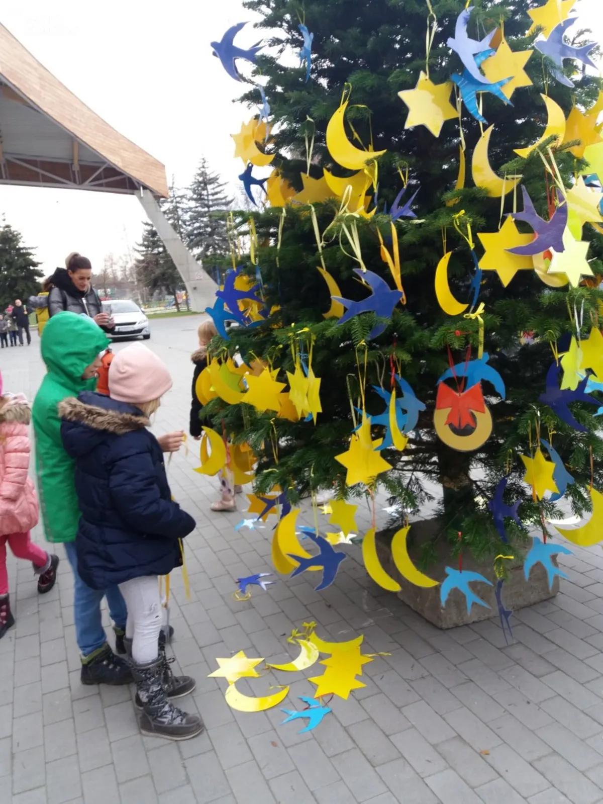 Księżyce, gwiazdy i jaskółki - symbole Tarnowa na miejskich choinkach