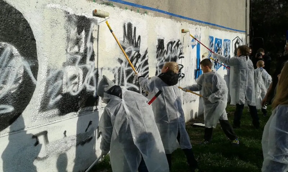 Nielegalne graffiti zniknęło z muru jednej z nowohuckich szkół