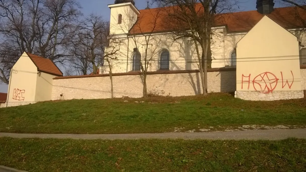 Graffiti na budynkach parafii w Czernichowie to sprawka okolicznych mieszkańców