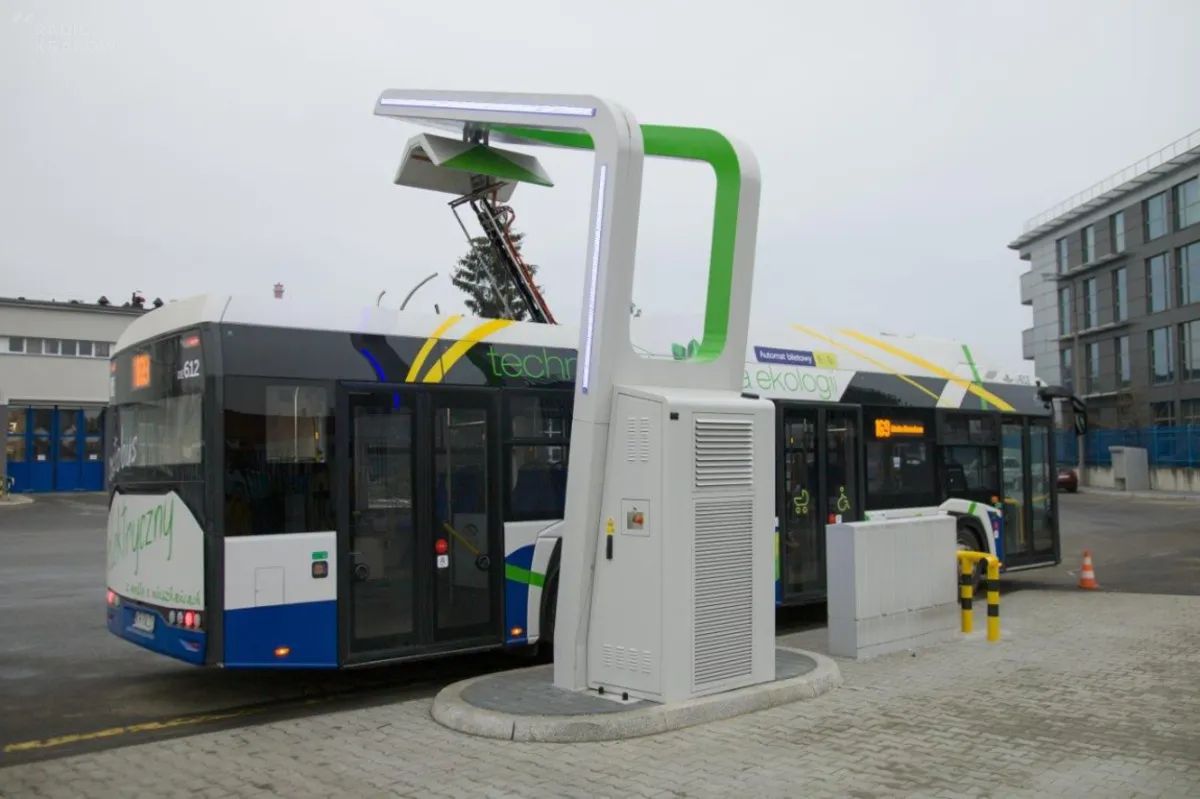 MPK uruchomiło kolejną stację do ładowania autobusów elektrycznych przez pantograf. FILM