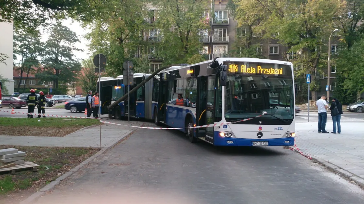 Zderzenie autobusu z lampą drogową na przystanku końcowym przy alei Przyjaźni