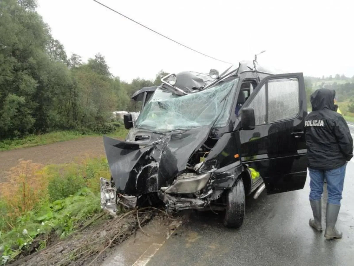 Poważny wypadek na Lwowskiej w Nowym Sączu. 1 osoba nie żyje, 6 zostało rannych