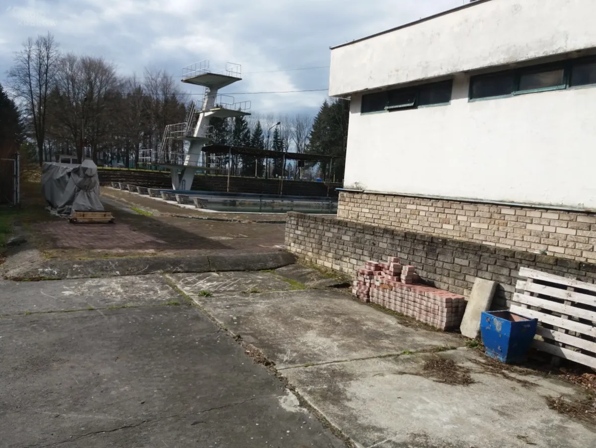 Basen letni w Mościcach zamknięty na dobre. Powód? Opłakany stan techniczny
