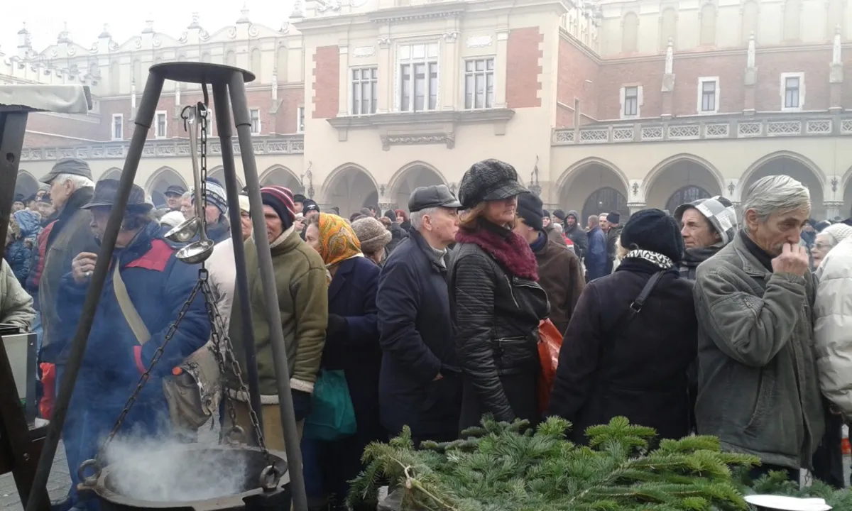 Kraków: 19. wigilia dla osób bezdomnych i potrzebujących. Rozdano 50 tysięcy porcji wigilijnych potraw