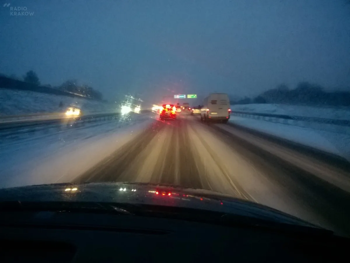 Powroty z sylwestra, wyjazdy na długi weekend i opady śniegu. Trudny poniedziałek na drogach. RELACJA