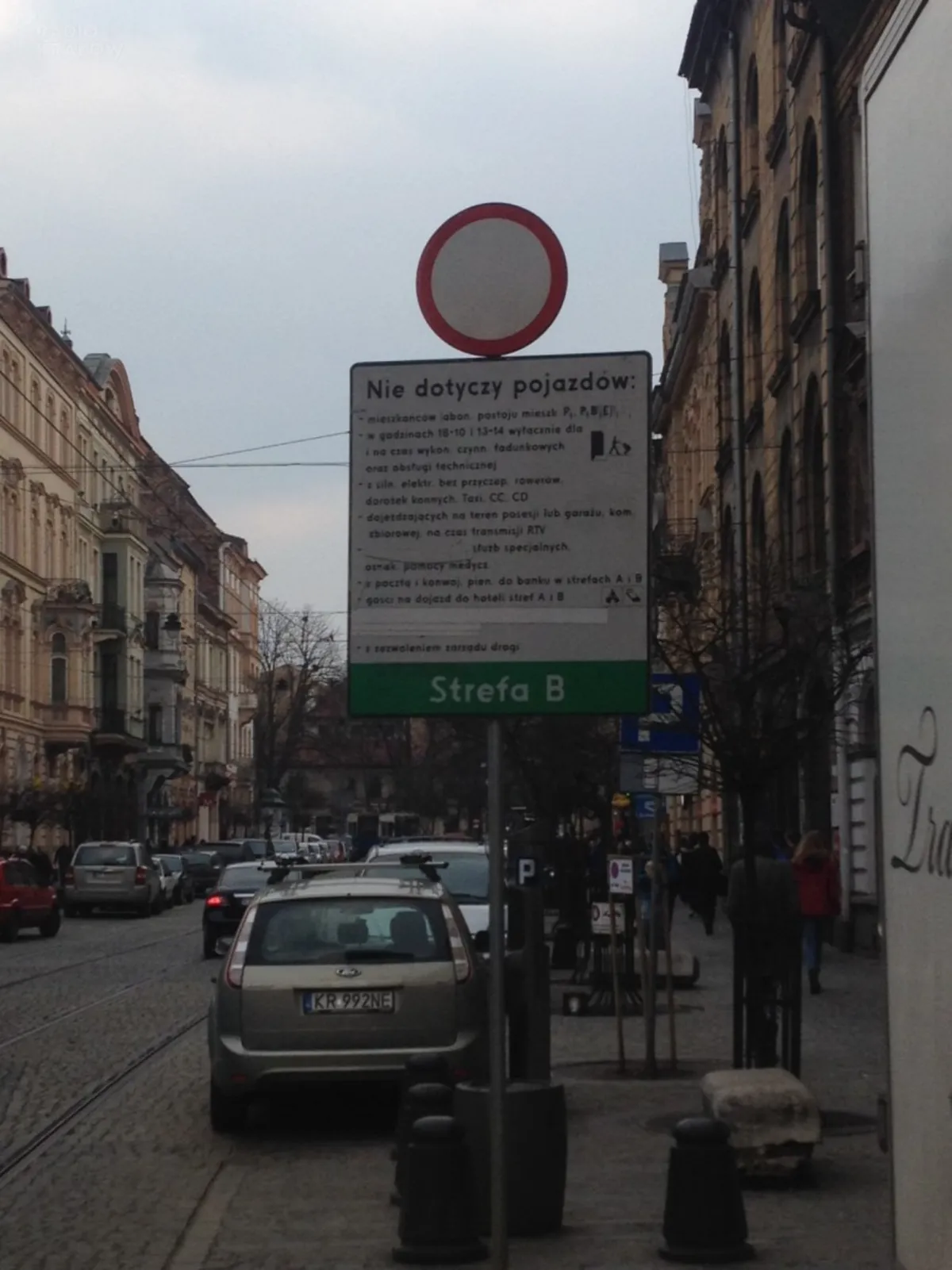 Na ulicy Karmelickiej przed teatrem Bagatela jest absurdalne oznakowanie