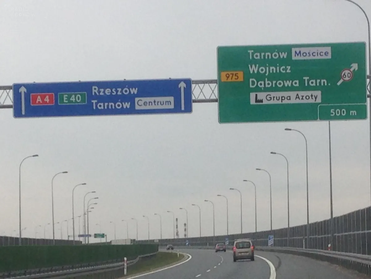 Cztery miesiące po zamknięciu mostu w Ostrowie  znaki na autostradzie nadal wprowadzają w błąd